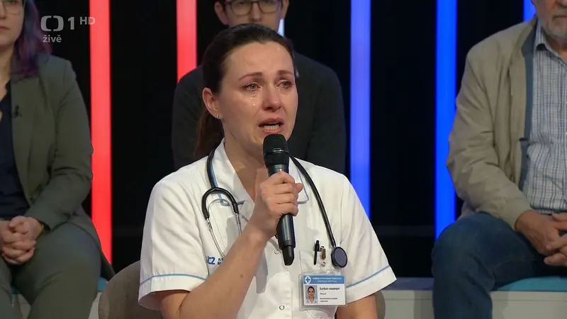 Jana Dvořáková klade otázku v publiku Máte slovo