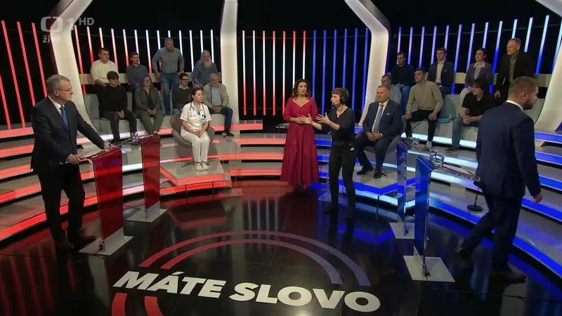 Režisérka přistupuje k Michaele Jílkové během vysílání